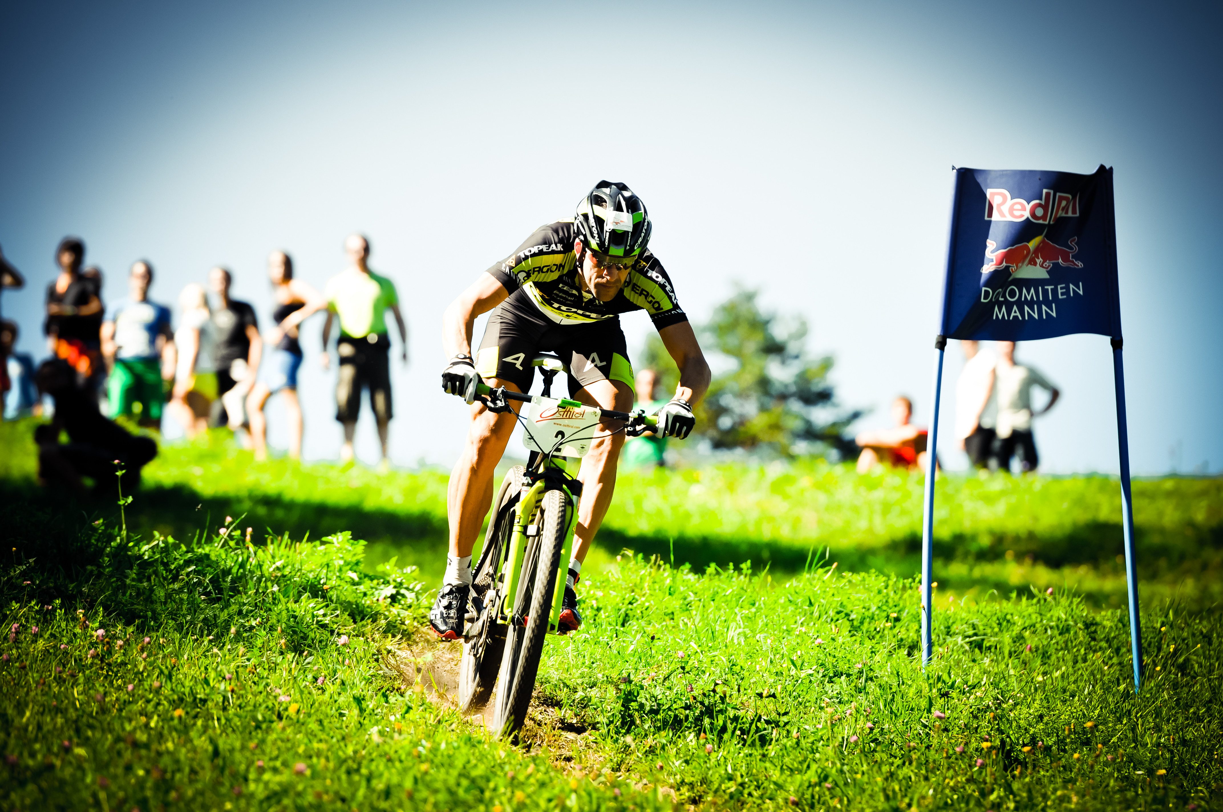 Lienz, Osttirol, Mountainbike-Weltmeister Alban Lakata beim 25. Red Bull Dolomitenmann.