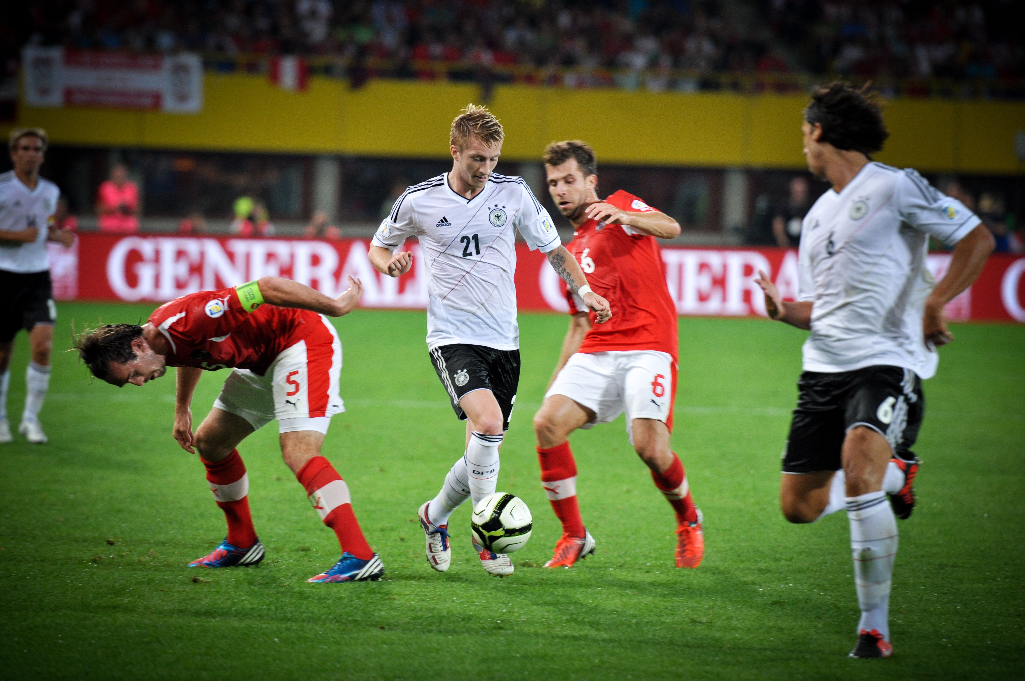 Wien, Ernst-Happel-Stadion, Marco Reus im Zweikampf mit Andreas Ivanschitz beim WM-Qualifikationsmatch Österreich gegen Deutschland.